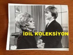 SEVİM TUNA'NIN YEŞİLÇAM'DAN BÜYÜK BOY ORİJİNAL 2'Lİ FOTOĞRAF SETİ - 24 x 18 cm EBADINDA - SİYAH & BEYAZ - ''ANA KALBİ'' (1969) ADLI FİLMDEN SEVİM TUNA, TANJU GÜRSU ve ÖMERCİK'İN YER ALDIĞI 2 SAHNEDEN SETTE ÇEKİLMİŞ 2 GÜZEL KARE - 1960'LARDAN 2 FOTOĞRAF