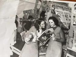 YEŞİLÇAM'IN YILDIZI SEVDA FERDAĞ'IN BÜYÜK BOY ORİJİNAL FOTOĞRAFI - 24 x 18 cm EBADINDA - SİYAH & BEYAZ - SEVDA FERDAĞ ve NURAK AKSOY'UN MAKİNA DAİRESİNDE ''SİZ'' DERGİSİNİ OKUDUKLARI ANLARDAN BİR KARE, 1960'LARDAN BİR FOTOĞRAF