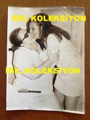 YEŞİLÇAM'IN YILDIZI SEVDA FERDAĞ'IN BÜYÜK BOY ORİJİNAL FOTOĞRAFI - 24 x 18 cm EBADINDA - SİYAH & BEYAZ - SEVDA FERDAĞ HAKKINDA ÇIKARILAN SÖYLENTİLERİ YALANLAYIP ''BEN MELEK HANIMIN YANINDAN HİÇ AYRILMADIM'' DİYEREK KORUYUCU MELEĞİNİ ÖPTÜĞÜ ANLARDAN BİR KARE, 1960'LARDAN BİR FOTOĞRAF