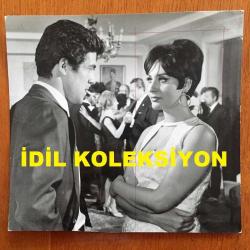 YEŞİLÇAM'IN YILDIZI SEVDA FERDAĞ'IN BÜYÜK BOY ORİJİNAL FOTOĞRAFI - 18 x 17 cm EBADINDA - SİYAH & BEYAZ - SEVDA FERDAĞ'IN İZZET GÜNAY İLE ROL ALDIĞI 1966 YAPIMI ''AİLENİN YÜZ KARASI'' ADLI FİLMİNDEN BİR KARE, 1960'LARDAN BİR FOTOĞRAF