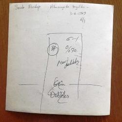 YEŞİLÇAM'IN YILDIZI SEVDA FERDAĞ'IN BÜYÜK BOY ORİJİNAL FOTOĞRAFI - 18 x 17 cm EBADINDA - SİYAH & BEYAZ - SEVDA FERDAĞ'IN BİR FİLM ÇEKİMLERİNDE GAZİNO MASASINDA İÇKİ İÇTİĞİ SAHNEDEN BİR KARE, DUVARDA GÖKBEN POSTERİ - 1970'LERDEN BİR FOTOĞRAF