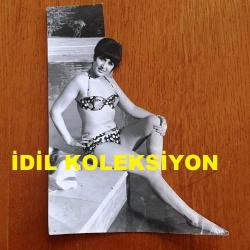 YEŞİLÇAM'IN YILDIZI SEVDA FERDAĞ'IN BÜYÜK BOY ORİJİNAL FOTOĞRAFI - 22 x 15 cm EBADINDA - SİYAH & BEYAZ - SEVDA FERDAĞ'IN DENİZ KENARINDA MAYOSUYLA POZ VERİRKEN ÇEKİLMİŞ BİR FOTOĞRAFI - 1960'LARDAN BİR FOTOĞRAF