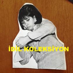 YEŞİLÇAM'IN YILDIZI SEVDA FERDAĞ'IN BÜYÜK BOY ORİJİNAL FOTOĞRAFI - 21 x 16 cm EBADINDA - SİYAH & BEYAZ - SEVDA FERDAĞ'IN KENDİSİNİ BIÇAKLAMAYI CANLANDIRDIĞI ANLARDAN ÇEKİLMİŞ BİR FOTOĞRAFI - 1960'LARDAN BİR FOTOĞRAF