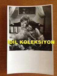 YEŞİLÇAM'IN YILDIZI SEVDA FERDAĞ'IN ORİJİNAL 3'LÜ FOTOĞRAF SETİ - 18 x 12 cm EBADINDA - SİYAH & BEYAZ - SEVDA FERDAĞ'IN ''KARDEŞ KAVGASI'' (1967) İSİMLİ FİLMİNDEN NUBAR TERZİYEN, YUSUF SEZGİN ve HÜLYA KOÇYİĞİT İLE ÇEKİLMİŞ 3 ÖZEL KARE - 1960'LARDAN 3 FOTOĞRAF