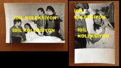 YEŞİLÇAM'IN YILDIZI SEVDA FERDAĞ'IN ORİJİNAL 2'Lİ FOTOĞRAF SETİ - 18 x 12 cm EBADINDA - SİYAH & BEYAZ - SEVDA FERDAĞ'IN HASTA OLDUĞU SIRADA KENDİSİNİ HASTA YATAĞINDA ZİYARET EDEN YAKINLARI ve YEĞENİ BEKLAN TAN FERDAĞ İLE ÇEKİLMİŞ 2 ÖZEL FOTOĞRAF, SEVDAĞ FERDAĞ'IN İLK KEZ MAKYAJSIZ GÖRÜLDÜĞÜ ANLAR - ÖZEL ARŞİV