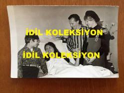 YEŞİLÇAM'IN YILDIZI SEVDA FERDAĞ'IN ORİJİNAL 2'Lİ FOTOĞRAF SETİ - 18 x 12 cm EBADINDA - SİYAH & BEYAZ - SEVDA FERDAĞ'IN HASTA OLDUĞU SIRADA KENDİSİNİ HASTA YATAĞINDA ZİYARET EDEN YAKINLARI ve YEĞENİ BEKLAN TAN FERDAĞ İLE ÇEKİLMİŞ 2 ÖZEL FOTOĞRAF, SEVDAĞ FERDAĞ'IN İLK KEZ MAKYAJSIZ GÖRÜLDÜĞÜ ANLAR - ÖZEL ARŞİV