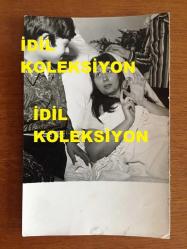 YEŞİLÇAM'IN YILDIZI SEVDA FERDAĞ'IN ORİJİNAL 2'Lİ FOTOĞRAF SETİ - 18 x 12 cm EBADINDA - SİYAH & BEYAZ - SEVDA FERDAĞ'IN HASTA OLDUĞU SIRADA KENDİSİNİ HASTA YATAĞINDA ZİYARET EDEN YAKINLARI ve YEĞENİ BEKLAN TAN FERDAĞ İLE ÇEKİLMİŞ 2 ÖZEL FOTOĞRAF, SEVDAĞ FERDAĞ'IN İLK KEZ MAKYAJSIZ GÖRÜLDÜĞÜ ANLAR - ÖZEL ARŞİV