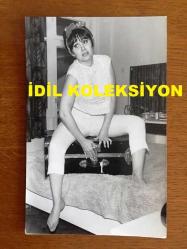 YEŞİLÇAM'IN YILDIZI SEVDA FERDAĞ'IN ORİJİNAL 4'LÜ FOTOĞRAF SETİ - 18 x 12 cm, 16 x 12 cm, 13 x 12 cm, 16 x 7 cm EBADINDA 4 ADET FOTOĞRAF - SİYAH & BEYAZ - SEVDA FERDAĞ EVİNDE ELBİSELERİNİ VALİZE DİZERKEN ÇEKİLMİŞ 4 ÖZEL KARE - 1960'LARDAN 4 FOTOĞRAF