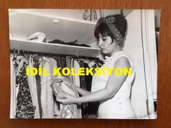 YEŞİLÇAM'IN YILDIZI SEVDA FERDAĞ'IN ORİJİNAL 4'LÜ FOTOĞRAF SETİ - 18 x 12 cm, 16 x 12 cm, 13 x 12 cm, 16 x 7 cm EBADINDA 4 ADET FOTOĞRAF - SİYAH & BEYAZ - SEVDA FERDAĞ EVİNDE ELBİSELERİNİ VALİZE DİZERKEN ÇEKİLMİŞ 4 ÖZEL KARE - 1960'LARDAN 4 FOTOĞRAF