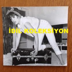 YEŞİLÇAM'IN YILDIZI SEVDA FERDAĞ'IN ORİJİNAL 4'LÜ FOTOĞRAF SETİ - 18 x 12 cm, 16 x 12 cm, 13 x 12 cm, 16 x 7 cm EBADINDA 4 ADET FOTOĞRAF - SİYAH & BEYAZ - SEVDA FERDAĞ EVİNDE ELBİSELERİNİ VALİZE DİZERKEN ÇEKİLMİŞ 4 ÖZEL KARE - 1960'LARDAN 4 FOTOĞRAF