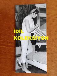 YEŞİLÇAM'IN YILDIZI SEVDA FERDAĞ'IN ORİJİNAL 4'LÜ FOTOĞRAF SETİ - 18 x 12 cm, 16 x 12 cm, 13 x 12 cm, 16 x 7 cm EBADINDA 4 ADET FOTOĞRAF - SİYAH & BEYAZ - SEVDA FERDAĞ EVİNDE ELBİSELERİNİ VALİZE DİZERKEN ÇEKİLMİŞ 4 ÖZEL KARE - 1960'LARDAN 4 FOTOĞRAF