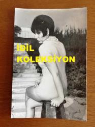 YEŞİLÇAM'IN YILDIZI SEVDA FERDAĞ'IN ORİJİNAL 2'Lİ FOTOĞRAF SETİ - 18 x 12 cm EBADINDA - SİYAH & BEYAZ - SEVDA FERDAĞ'IN BEYAZ MAYOSUYLA DENİZDE GÜNEŞLENİRKEN POZ VERDİĞİ ANLARDAN 2 GÜZEL KARE - 1960'LARDAN 2 FOTOĞRAF