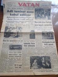 Vatan Gazetesi - 1 Temmuz 1949 - Yeni Seçim Kanunu Çalışmaları - Dost Bir Memlekete Selam Yazan Ahmet Emin Yalman Köşe Yazısı - Adli Teminat Esası Kabul Ediliyor - Büyük Türk Vatanseveri Prens Sabahattin Beyin Ölüm Yıldönümü - Pasolar Bugün Kalkıyor Milletvekilleri Yine Ücretsiz Dolaşacak - Cemil Barlas'ın Paris'te Beyanatı - Kanada Milli Bayramı Münasebetiyle 82 Yıllık Kanada Anayasası - Osmanoğulları Yazan Feridun Fazıl Tülbentçi Yazı Dizisi - Yeni Tekel Müdürü Hadi Hüsman Geldi - Amerika Otelleri Birliği Reisi Wallace Whittaker Geldi - Ankara İstanbul Boks Birincilikleri - Türkiye Tenis Birincilikleri - Nuh'un Gemisini Arayanlar Geldi - Heyetin Tesisi Birkaç Gün Evvel Amerika'da Kaybolan Kaşif Smith'dir - Komünist Çin Sahillerine Konulan Abluka - Bugünkü İsrail Yazan Sinan Korle Yazı Dizisi - Stok Kumaşları - Lanco Saatleri - Bulmaca - İstanbul Radyosu Programı - Suzan Yakar Rutkay Nasihat Destanı Plak