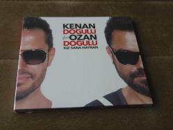 KENAN DOĞULU feat OZAN DOĞULU - KIZ SANA HAYRAN -- DÖNEM BASKISI SIFIR AÇILMAMIŞ AMBALAJINDA MÜZİK CD SİDİR.