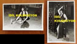 YEŞİLÇAM'IN YILDIZI SEVDA FERDAĞ'IN ORİJİNAL 2'Lİ FOTOĞRAF SETİ - 18 x 12 cm EBADINDA - SİYAH & BEYAZ - SEVDA FERDAĞ'IN SİYAH ŞIK DEKOLTE ELBİSESİYLE POZ VERDİĞİ ANLARDAN 2 GÜZEL KARE - 1960'LARDAN 2 FOTOĞRAF