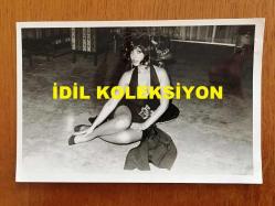 YEŞİLÇAM'IN YILDIZI SEVDA FERDAĞ'IN ORİJİNAL 2'Lİ FOTOĞRAF SETİ - 18 x 12 cm EBADINDA - SİYAH & BEYAZ - SEVDA FERDAĞ'IN SİYAH ŞIK DEKOLTE ELBİSESİYLE POZ VERDİĞİ ANLARDAN 2 GÜZEL KARE - 1960'LARDAN 2 FOTOĞRAF