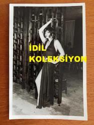 YEŞİLÇAM'IN YILDIZI SEVDA FERDAĞ'IN ORİJİNAL 2'Lİ FOTOĞRAF SETİ - 18 x 12 cm EBADINDA - SİYAH & BEYAZ - SEVDA FERDAĞ'IN SİYAH ŞIK DEKOLTE ELBİSESİYLE POZ VERDİĞİ ANLARDAN 2 GÜZEL KARE - 1960'LARDAN 2 FOTOĞRAF