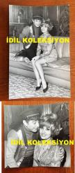 YEŞİLÇAM'IN YILDIZI SEVDA FERDAĞ'IN ORİJİNAL 2'Lİ FOTOĞRAF SETİ - 18 x 12 cm, 12 x 11 cm EBADINDA - SİYAH & BEYAZ - SEVDA FERDAĞ'IN ASYA MOTİFLERİ DESENLERİNDE ŞIK MİNİ ELBİSESİYLE GÜLÜMSERKEN ÇEKİLMİŞ 2 GÜZEL FOTOĞRAF - 1960'LARDAN 2 FOTOĞRAF