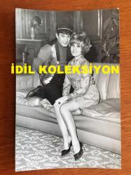 YEŞİLÇAM'IN YILDIZI SEVDA FERDAĞ'IN ORİJİNAL 2'Lİ FOTOĞRAF SETİ - 18 x 12 cm, 12 x 11 cm EBADINDA - SİYAH & BEYAZ - SEVDA FERDAĞ'IN ASYA MOTİFLERİ DESENLERİNDE ŞIK MİNİ ELBİSESİYLE GÜLÜMSERKEN ÇEKİLMİŞ 2 GÜZEL FOTOĞRAF - 1960'LARDAN 2 FOTOĞRAF