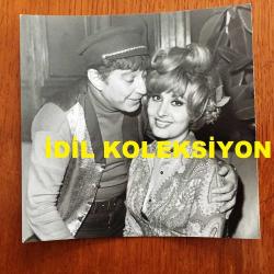 YEŞİLÇAM'IN YILDIZI SEVDA FERDAĞ'IN ORİJİNAL 2'Lİ FOTOĞRAF SETİ - 18 x 12 cm, 12 x 11 cm EBADINDA - SİYAH & BEYAZ - SEVDA FERDAĞ'IN ASYA MOTİFLERİ DESENLERİNDE ŞIK MİNİ ELBİSESİYLE GÜLÜMSERKEN ÇEKİLMİŞ 2 GÜZEL FOTOĞRAF - 1960'LARDAN 2 FOTOĞRAF