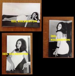 YEŞİLÇAM'IN YILDIZI SEVDA FERDAĞ'IN ORİJİNAL 3'LÜ FOTOĞRAF SETİ - 14 x 9 cm EBADINDA - SİYAH & BEYAZ - SEVDA FERDAĞ'IN BEYAZ ELBİSESİYLE KOLTUĞUN ÜZERİNDE POZ VERDİĞİ ANLARDAN 3 GÜZEL FOTOĞRAF - 1960'LARDAN 3 FOTOĞRAF