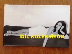 YEŞİLÇAM'IN YILDIZI SEVDA FERDAĞ'IN ORİJİNAL 3'LÜ FOTOĞRAF SETİ - 14 x 9 cm EBADINDA - SİYAH & BEYAZ - SEVDA FERDAĞ'IN BEYAZ ELBİSESİYLE KOLTUĞUN ÜZERİNDE POZ VERDİĞİ ANLARDAN 3 GÜZEL FOTOĞRAF - 1960'LARDAN 3 FOTOĞRAF