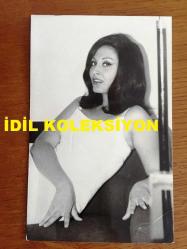 YEŞİLÇAM'IN YILDIZI SEVDA FERDAĞ'IN ORİJİNAL 3'LÜ FOTOĞRAF SETİ - 14 x 9 cm EBADINDA - SİYAH & BEYAZ - SEVDA FERDAĞ'IN BEYAZ ELBİSESİYLE KOLTUĞUN ÜZERİNDE POZ VERDİĞİ ANLARDAN 3 GÜZEL FOTOĞRAF - 1960'LARDAN 3 FOTOĞRAF