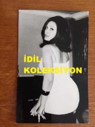 YEŞİLÇAM'IN YILDIZI SEVDA FERDAĞ'IN ORİJİNAL 3'LÜ FOTOĞRAF SETİ - 14 x 9 cm EBADINDA - SİYAH & BEYAZ - SEVDA FERDAĞ'IN BEYAZ ELBİSESİYLE KOLTUĞUN ÜZERİNDE POZ VERDİĞİ ANLARDAN 3 GÜZEL FOTOĞRAF - 1960'LARDAN 3 FOTOĞRAF