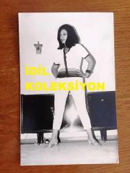 YEŞİLÇAM'IN YILDIZI SEVDA FERDAĞ'IN ORİJİNAL 3'LÜ FOTOĞRAF SETİ - 14 x 9 cm EBADINDA - SİYAH & BEYAZ - SEVDA FERDAĞ'IN BEYAZ PANTOLONU ve GÖMLEĞİYLE EVİNDE POZ VERDİĞİ ANLARDAN 3 GÜZEL FOTOĞRAF - 1960'LARDAN 3 FOTOĞRAF