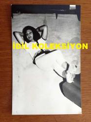 YEŞİLÇAM'IN YILDIZI SEVDA FERDAĞ'IN ORİJİNAL 3'LÜ FOTOĞRAF SETİ - 14 x 9 cm EBADINDA - SİYAH & BEYAZ - SEVDA FERDAĞ'IN BEYAZ PANTOLONU ve GÖMLEĞİYLE EVİNDE POZ VERDİĞİ ANLARDAN 3 GÜZEL FOTOĞRAF - 1960'LARDAN 3 FOTOĞRAF