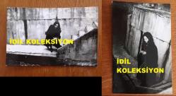 YEŞİLÇAM'IN YILDIZI SEVDA FERDAĞ'IN ORİJİNAL 2'Lİ FOTOĞRAF SETİ - 14 x 9 cm EBADINDA - SİYAH & BEYAZ - SEVDA FERDAĞ'IN SİYAH PALTOSUYLA ESKİ BİR YAPININ MERDİVEN BASAMAKLARINDA ve DUVARININ ÖNÜNDE POZ VERDİĞİ ANLARDAN 2 FOTOĞRAF - 1960'LARDAN 2 FOTOĞRAF