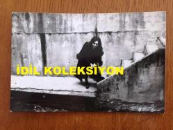 YEŞİLÇAM'IN YILDIZI SEVDA FERDAĞ'IN ORİJİNAL 2'Lİ FOTOĞRAF SETİ - 14 x 9 cm EBADINDA - SİYAH & BEYAZ - SEVDA FERDAĞ'IN SİYAH PALTOSUYLA ESKİ BİR YAPININ MERDİVEN BASAMAKLARINDA ve DUVARININ ÖNÜNDE POZ VERDİĞİ ANLARDAN 2 FOTOĞRAF - 1960'LARDAN 2 FOTOĞRAF