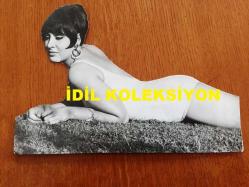 YEŞİLÇAM'IN YILDIZI SEVDA FERDAĞ'IN ORİJİNAL BÜYÜK BOY 2'Lİ FOTOĞRAF SETİ - 22 x 12 cm EBADINDA - SİYAH & BEYAZ - SEVDA FERDAĞ'IN BEYAZ MAYOSUYLA GÜNEŞLENİRKEN ÇEKİLMİŞ 2 ÖZEL FOTOĞRAFI - 1960'LARDAN 2 FOTOĞRAF