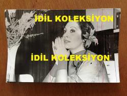 YEŞİLÇAM'IN YILDIZI SEVDA FERDAĞ'IN BÜYÜK BOY ORİJİNAL FOTOĞRAFI - 20 x 13 cm EBADINDA - SİYAH & BEYAZ - SEVDA FERDAĞ ELLERİNİ ÇENESİNE KOYUP TEBESSÜMLE DÜŞÜNÜRKEN ÇEKİLMİŞ ÇOK GÜZEL BİR FOTOĞRAF - 1970'LERDEN 1 FOTOĞRAF