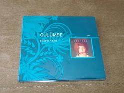 SEZEN AKSU - GÜLÜMSE  -SIFIR AYARINDA DÖNEM BASKISI MÜZİK CD SİDİR.