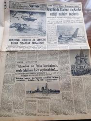 Vatan Gazetesi - 17 Temmuz 1949 - Mühim Bir Rapor Yazan Ahmet Emin Yalman Köşe Yazısı - Demokratlar Nihat Erim'e Cevap Veriyor - Kütahya Milletvekili Adnan Menderes Nihat Erim CHP İle Hükümetin Hareket Birliğini Temine Çalışıyor Dedi - Vatan Haini Molla Mustafa'nın Yardakçılığını Yapan Ajanlar İstanbul'da Ve Diyarbakır'da Faaliyette Bulunuyor - Katolik Ortodoks Kiliselerinin Komünizme Müşterek Cephesi - Tek Tip Ekmek Yarın Çıkıyor - Dışişleri Bakanı Necmettin Sadak'ın Marshall Planı Hakkında Beyanatı - Berlin Oteli Yazan Vicki Baum Yazı Dizisi - Geçmişte Bugün Tırnova'nın Zaptı Yazan Feridun Fazıl Tülbentçi Yazı Dizisi - Amerika'nın İstiklali Yazan Doktor Tarık Zafer Tunaya Köşe Yazısı - Edebiyat Fakültesi Yeni Bir Tarih Mecmuası Çıkaracak - Nehru'ya Suikast - Dünyaca Tanınmış Sofia Vembo'nun Konseri - Elektrik Asrının Mucizeleri - Amerika'dan Vatana Yazan Altemur Kılıç Yazı Dizisi - Eski Sovyet Albayı Tokayev'in İfşaatı - Türk Kriminoloji Enstitüsü