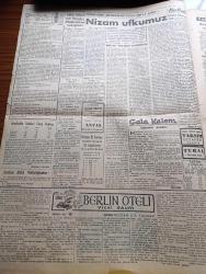 Vatan Gazetesi - 24 Temmuz 1949 - Dünya Ölçüsünde Bir Şehir Toplantısı Yazan Ahmet Emin Yalman Köşe Yazısı - İzmir'de Şiddetli Bir Zelzele Oldu - Karaburunda İki Kişi Öldü Ve 215 Ev Hasara Uğradı Çeşmede De 80 Ev Yıkıldı - Başbakan Şemsettin Günaltay İstanbul'a Geldi - Bugün Basın Bayramını Kutluyoruz - Nihat Erim'in Beyanatı Hararetli Münakaşalara Yol Açtı - Radyo ile Şehir Toplantıları İlk Toplantı Dün Yapıldı - Winston Churchill'in İşçi Kabinesine Hücumu - Berlin Oteli Yazan Vicki Baum Yazı Dizisi - Geçmişte Bugün İkinci Meşruiyetin Resmen İlanı Yazan Feridun Fazıl Tülbentçi Yazı Dizisi - Hatay'ın Kurtuluş Yıldönümü Kutlandı - Raman'da Petrol İstihsali Artıyor -  Cihan Tarihinin En Büyük Muharebelerinden Biri Ankara Savaşı Yazan Feridun Fazıl Tülbentçi - Amerika'dan Vatana Yazan Altemur Kılıç Yazı Dizisi - Tam 5 Sene Evvel Hitler'in Yanı Başında Patlayan Bomba Nakleden Mehmed Selim Tura Yazı Dizisi - Fenerbahçe Kalecilerinden Hüsnü Vefa'ya Girdi - Bugünkü Yüzme Müsabakaları - Singer