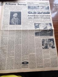 Vatan Gazetesi - 24 Temmuz 1949 - Dünya Ölçüsünde Bir Şehir Toplantısı Yazan Ahmet Emin Yalman Köşe Yazısı - İzmir'de Şiddetli Bir Zelzele Oldu - Karaburunda İki Kişi Öldü Ve 215 Ev Hasara Uğradı Çeşmede De 80 Ev Yıkıldı - Başbakan Şemsettin Günaltay İstanbul'a Geldi - Bugün Basın Bayramını Kutluyoruz - Nihat Erim'in Beyanatı Hararetli Münakaşalara Yol Açtı - Radyo ile Şehir Toplantıları İlk Toplantı Dün Yapıldı - Winston Churchill'in İşçi Kabinesine Hücumu - Berlin Oteli Yazan Vicki Baum Yazı Dizisi - Geçmişte Bugün İkinci Meşruiyetin Resmen İlanı Yazan Feridun Fazıl Tülbentçi Yazı Dizisi - Hatay'ın Kurtuluş Yıldönümü Kutlandı - Raman'da Petrol İstihsali Artıyor -  Cihan Tarihinin En Büyük Muharebelerinden Biri Ankara Savaşı Yazan Feridun Fazıl Tülbentçi - Amerika'dan Vatana Yazan Altemur Kılıç Yazı Dizisi - Tam 5 Sene Evvel Hitler'in Yanı Başında Patlayan Bomba Nakleden Mehmed Selim Tura Yazı Dizisi - Fenerbahçe Kalecilerinden Hüsnü Vefa'ya Girdi - Bugünkü Yüzme Müsabakaları - Singer
