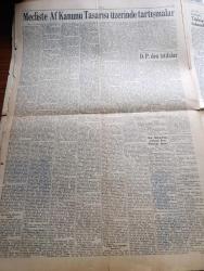 Ulus Gazetesi - 24 Mart 1950 - Cumhurbaşkanı İsmet İnönü'nün Polatl'da İlk Seçim Nutku - Devlet Başkanımız İsmet İnönü Anayasa'da Değişikler Yapılmasına Ve İkinci Bir Mecliste Kurulmasına İhtiyaç Gördüğünü Etrafıyla Açıklandı - Cumhurbaşkanı İsmet İnönü'nün Polatlı Ziyaretinden İntibalar Yazan Kemal Zeki Gençosman - Büyük Millet Meclisinde Af Tasarısı Üzerinde Sert Tartışmalar Oldu - Türk İtalyan Paktı Hakkında Kont Sforza'nın Demeci - Grekoromen Şampiyonası Bitti Muharrem Candaş Dünya Şampiyonluğunu Kazandı - Uçan Gölgeler Yazan Server Bedi Yazı Dizisi - Devlet Tiyatrosunda Bu Gece Özel Müsamere Veriliyor - Yankee Paşa Yazan Edison Marshall Yazı - Pakistan'da İki Ay Yazan Perihan Kuturman Yazı Dizisi - Tarafsız Bir Görüşle Yahya Kemal Yazan R. Necdet Evrimer - En Güzel Halk Oyunları - Doğu Anadolu'dan Röportajlar Yazan Kadri Kemal Kop - Hemşire Nimet Yazan Azmiye Hami Güven Yazı Dizisi - Mualla Gökçay Bomonti Aile Saz Salonunda - Cumhurbaşkanı İsmet İnönü'nün Polatlı Gezisinden Resim