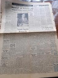Ulus Gazetesi - 4 Nisan 1950 - Cumhurbaşkanı İsmet İnönü Bugün Konya'da - Mersin'deki Gezileri Sırasında Cumhurbaşkanı İsmet İnönü Halkın Coşkun Sevgi Gösterileriyle Karşılandı - Recep Peker Dün Büyük Bir Törenle Toprağa Verildi - Şehit Veterinerleri Anma Töreni - Ankara'da CHP Safları Sıklaşıyor - Orta Şarkta Komünist Nüfuzu Yazan Hüseyin Cahit Yalçın Köşe Yazısı - Gene O Cinayet Yazan Peyami Safa Köşe Yazısı - Kalaba İhtiyar Heyeti Beraat Etti - Beyaz Ekmek Bugün Çıkıyor - Karşıyaka'da Ziraat Bankası Bürosu - Uçan Gölgeler Yazan Server Bedi Yazı Dizisi - İnönü Ansiklopedisisin Esasları Yazan Agah Sırrı Levend - Carmen Operasında Başrolü Oynamak İçin Şehrimize Gelen Sanatkar Kitsa Domassioti Bu Akşam Radyoda Konser Verecek - Stalin Kalbinden Hastaymış - Hulusi Selek İzmir Belediye Başkanı Oldu - Uçan Dairelerin Sırları - Lüt Yolunda Yazan Kerim Ömer Çağlar Yazı Dizisi - Yankee Paşa Yazan Edison Marshall Yazı Dizisi - Haftanın Filmleri - Ferguson Ziraat Traktörleri - Çocuk Fotoğrafları