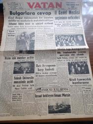 Vatan Gazetesi - 17 Ekim 1950 - Bizim İçin Meydan Açıktır Yazan Ahmet Emin Yalman Köşe Yazısı - Kızıl Bulgar Hükümetinin Her İsnadına Deliller Ve Vesikalarla Mukabele Ediliyor - Türk Askeri Birliği - Teknik Üniversite Merasimle Açıldı - İlk Dersi Profesör Salih Murat Uzdilek Verdi - Milli Tıp Kongresi İlk Toplantıda Gerek Mevzuu Ele Alındı - İstanbul Seçimi Demokrat Parti Adayları Kazandılar - Batı Avrupa'nın Harp Kudreti - Geçmişte Bugün Kosova Sahrasında Üç Gün Yazan Feridun Fazıl Tülbentçi Yazı Dizisi - Bir Zabıta Vakasının İçyüzü Yazan J.J. Gauthier Yazı Dizisi - Birleşik Amerika'nın İktisadi Kudreti Yazan Melih Günel - Resimlerle Hadiseler - İsrail'de Fevkalade Hal - Resimlerle Hadiseler - Çörçil Anlatıyor Yazan Winston Churchill Yazı Dizisi - Kanuni Sultan Süleyman Yazan Feridun Fazıl Tülbentçi Yazı Dizisi - Vefa Bozası Çıktı - İstanbul Ankara Radyosu Programı - Dodge Kamyon -  Femina Kadın Şapka ve Terzi Evi