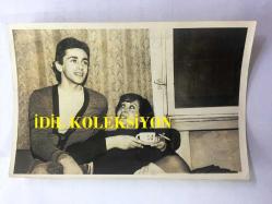 YEŞİLÇAM'IN YILDIZI SEVDA FERDAĞ'IN ORİJİNAL FOTOĞRAFI - 18 x 12 cm EBADINDA - SİYAH & BEYAZ - SEVDA FERDAĞ EVİNDE KOLTUĞUNA OTURUP KAHVESİNİ İÇERKEN KENDİSİNE EŞLİK EDEN YEĞENİ BEKLAN TAN İLE ÇEKİLMİŞ BİR FOTOĞRAF - 1970'LERDEN 1 FOTOĞRAF - 3 ARALIK 1975