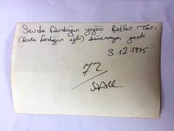 YEŞİLÇAM'IN YILDIZI SEVDA FERDAĞ'IN ORİJİNAL FOTOĞRAFI - 18 x 12 cm EBADINDA - SİYAH & BEYAZ - SEVDA FERDAĞ EVİNDE KOLTUĞUNA OTURUP KAHVESİNİ İÇERKEN KENDİSİNE EŞLİK EDEN YEĞENİ BEKLAN TAN İLE ÇEKİLMİŞ BİR FOTOĞRAF - 1970'LERDEN 1 FOTOĞRAF - 3 ARALIK 1975