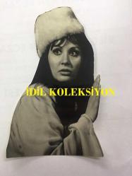 YEŞİLÇAM'IN YILDIZI SEVDA FERDAĞ'IN ORİJİNAL FOTOĞRAFI - 16 x 9 cm EBADINDA - SİYAH & BEYAZ - SEVDA FERDAĞ BAŞINDAKİ BEYAZ ŞAPKASIYLA ŞAŞKIN GÖZLERLE BAKARKEN ÇEKİLMİŞ BİR FOTOĞRAF - 1960'LARDAN 1 FOTOĞRAF