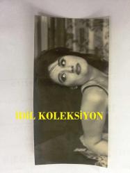 YEŞİLÇAM'IN YILDIZI SEVDA FERDAĞ'IN ORİJİNAL FOTOĞRAFI - 16 x 8 cm EBADINDA - SİYAH & BEYAZ - SEVDA FERDAĞ'IN BİR FİLM SAHNESİNDEN ÇEKİLMİŞ BİR FOTOĞRAF - 1960'LARDAN 1 FOTOĞRAF