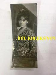 YEŞİLÇAM'IN YILDIZI SEVDA FERDAĞ'IN ORİJİNAL FOTOĞRAFI - 16 x 5 cm EBADINDA - SİYAH & BEYAZ - SEVDA FERDAĞ'IN PAPATYA DESENLİ HIRKASIYLA BİR FİLM SAHNESİNDEN ÇEKİLMİŞ BİR FOTOĞRAF - 1960'LARDAN 1 FOTOĞRAF