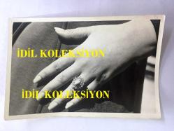 YEŞİLÇAM'IN YILDIZI SEVDA FERDAĞ'IN ORİJİNAL FOTOĞRAFI - 18 x 12 cm EBADINDA - SİYAH & BEYAZ - SEVDA FERDAĞ'IN YÜZÜĞÜNÜ GÖSTERİRKEN ELİNİN YAKINDAN ÇEKİLMİŞ BİR FOTOĞRAFI - 1960'LARDAN 1 FOTOĞRAF