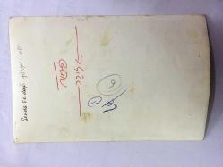 YEŞİLÇAM'IN YILDIZI SEVDA FERDAĞ'IN ORİJİNAL FOTOĞRAFI - 18 x 12 cm EBADINDA - SİYAH & BEYAZ - SEVDA FERDAĞ'IN YÜZÜĞÜNÜ GÖSTERİRKEN ELİNİN YAKINDAN ÇEKİLMİŞ BİR FOTOĞRAFI - 1960'LARDAN 1 FOTOĞRAF