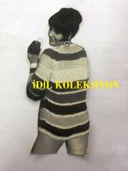 YEŞİLÇAM'IN YILDIZI SEVDA FERDAĞ'IN ORİJİNAL FOTOĞRAFI - 19 x 8 cm EBADINDA - SİYAH & BEYAZ - SEVDA FERDAĞ'IN ÇİZGİLİ KAZAĞIYLA ARKASINI DÖNMÜŞKEN ÇEKİLMİŞ BİR FOTOĞRAFI - 1960'LARDAN 1 FOTOĞRAF