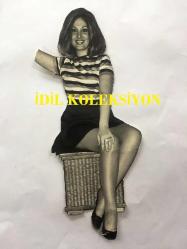 YEŞİLÇAM'IN YILDIZI SEVDA FERDAĞ'IN ORİJİNAL FOTOĞRAFI - 15 x 6 cm EBADINDA - SİYAH & BEYAZ - SEVDA FERDAĞ'IN ÇİZGİLİ BLUZU ve MİNİ ETEĞİYLE GÜLÜMSERKEN ÇEKİLMİŞ BİR FOTOĞRAFI - 1960'LARDAN 1 FOTOĞRAF